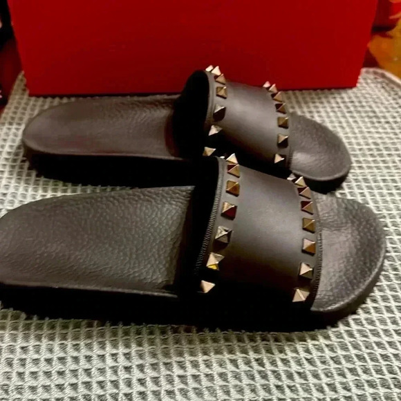 Valentino Garavani
Rockstud rubber slider sandals - Picture 4 of 8